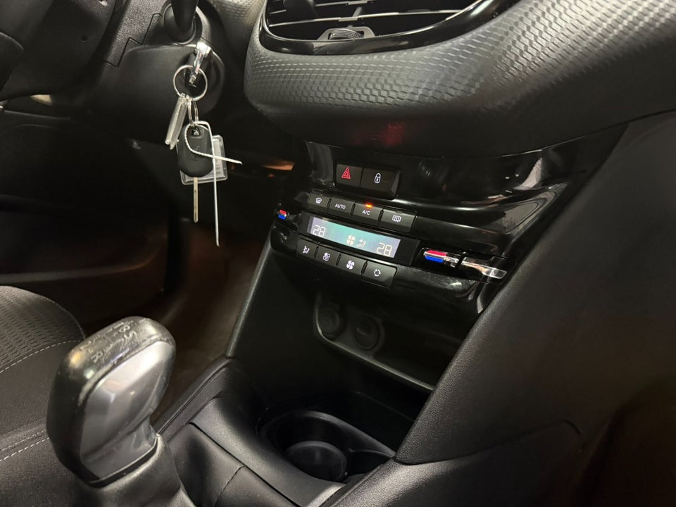 Peugeot 208 1,2 PureTech 82 Allure Sky 5d