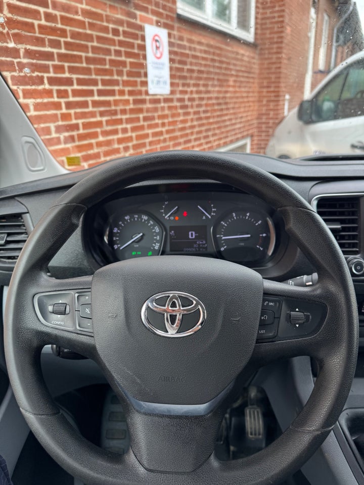 Toyota ProAce 1,5 D 120 Medium Comfort 5d