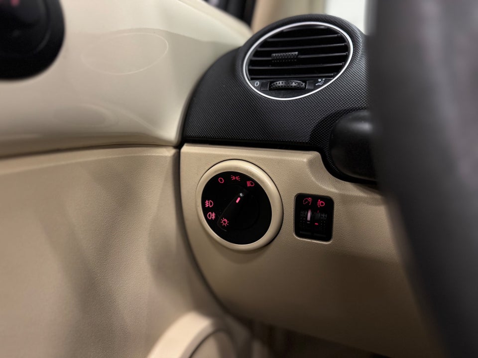 VW New Beetle 1,6 Trendline Cabriolet 2d