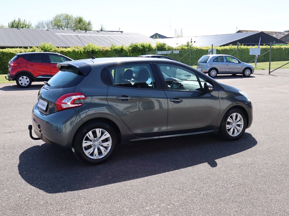 Peugeot 208 1,6 e-HDi 92 Allure Sky 5d
