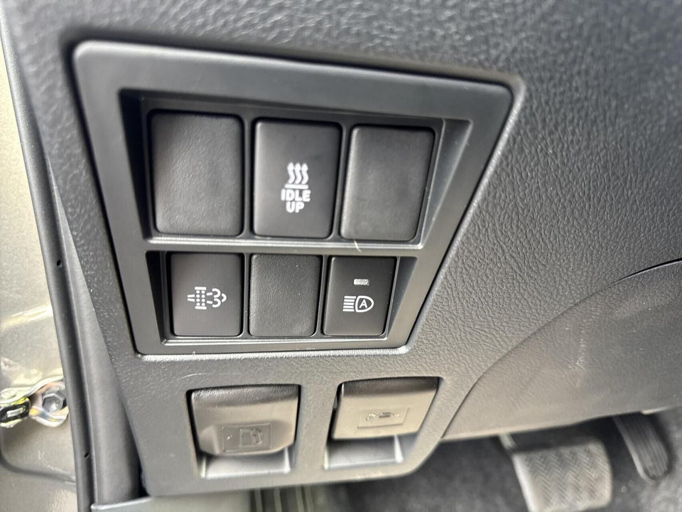 Toyota HiLux 2,8 D T4 Invincible Db.Kab aut. 4d