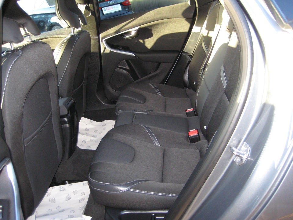 Volvo V40 2,0 D3 150 Momentum aut. 5d