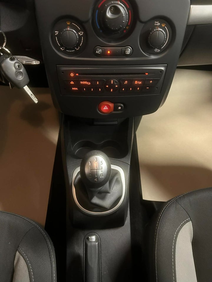 Renault Clio III 1,2 16V Expression 5d