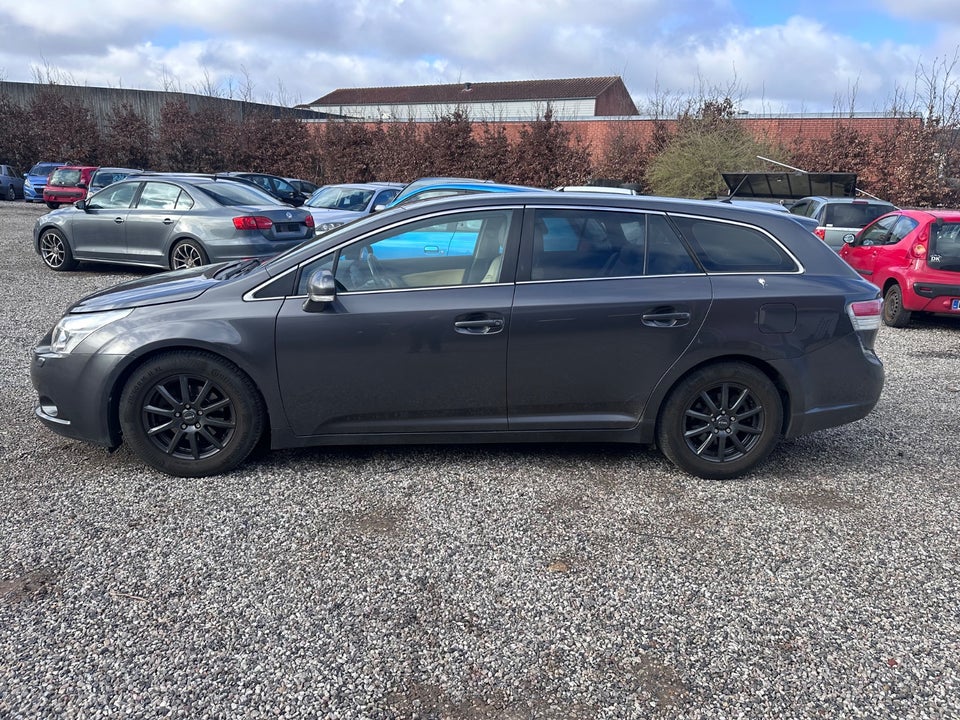 Toyota Avensis 2,0 D-4D Executive stc. 5d