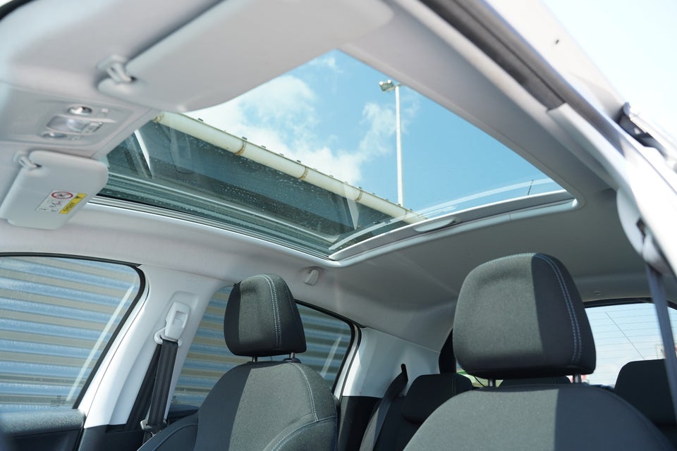 Peugeot 208 1,2 VTi 82 Supreme Sky 5d