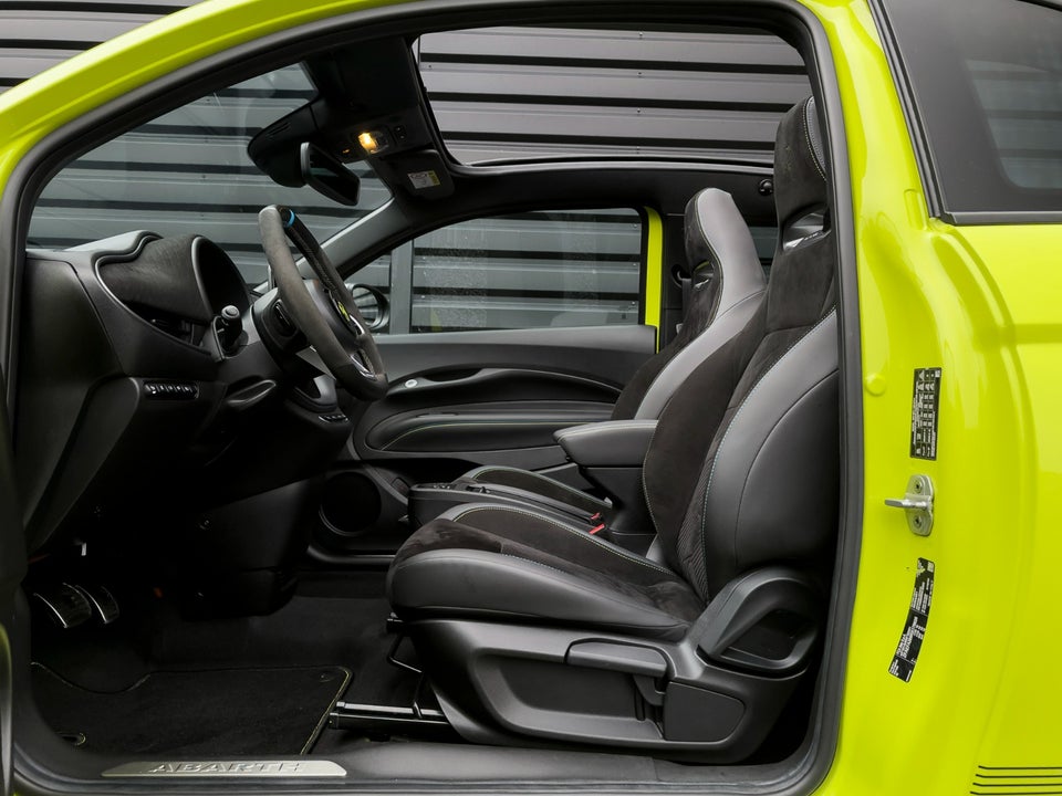 Abarth 500e Scorpionissima Cabrio 2d