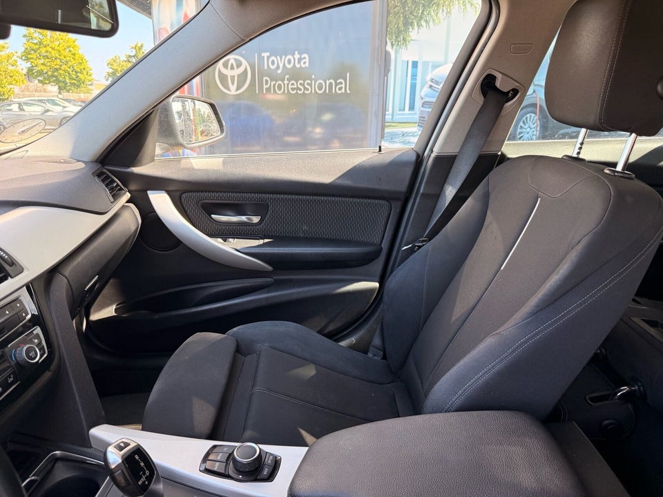 BMW 320i 2,0 Touring aut. 5d