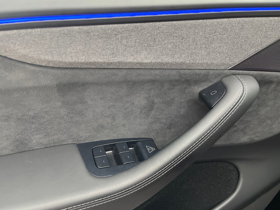 Tesla Model Y Launch Series Long Range AWD 5d