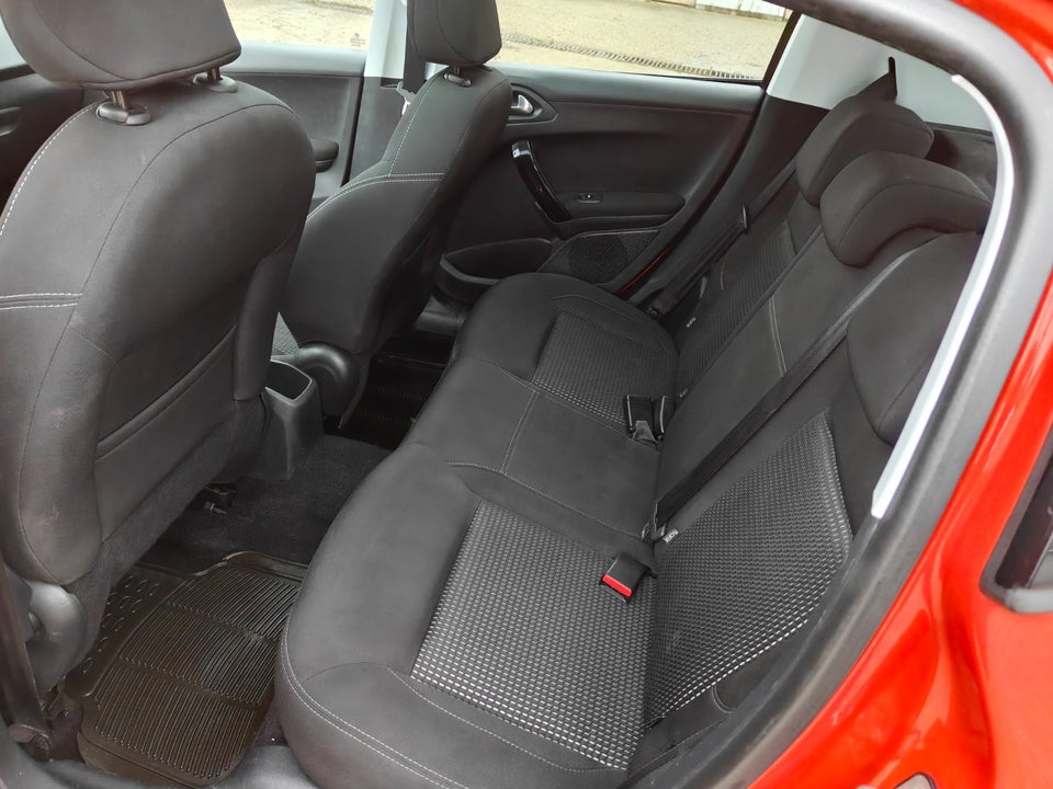 Peugeot 208 1,2 VTi Allure Sky 5d