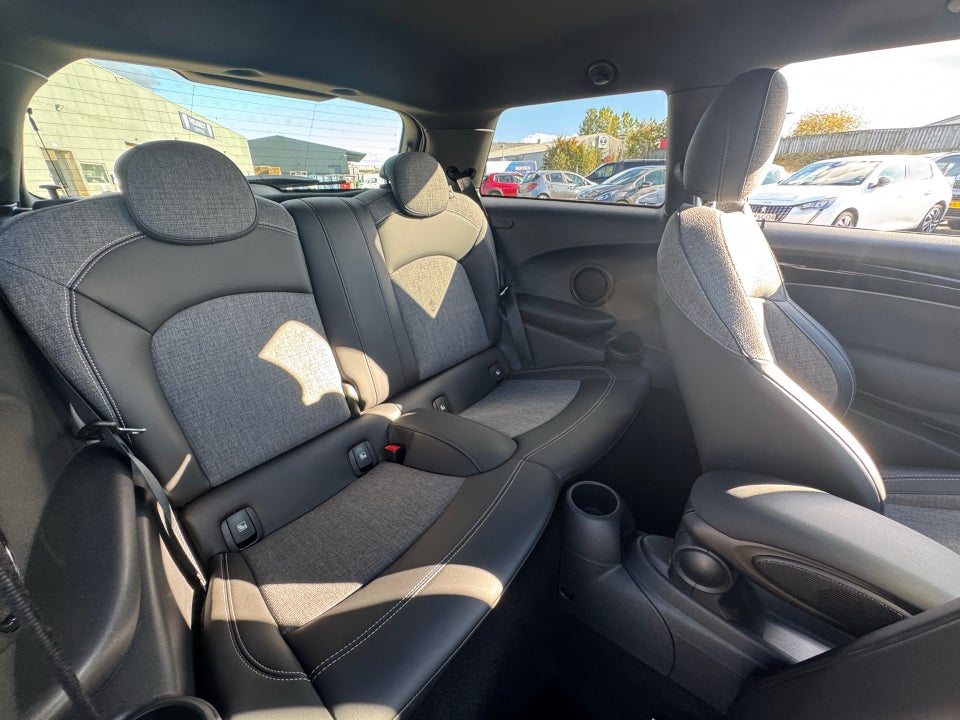 MINI Cooper SE Essential 3d