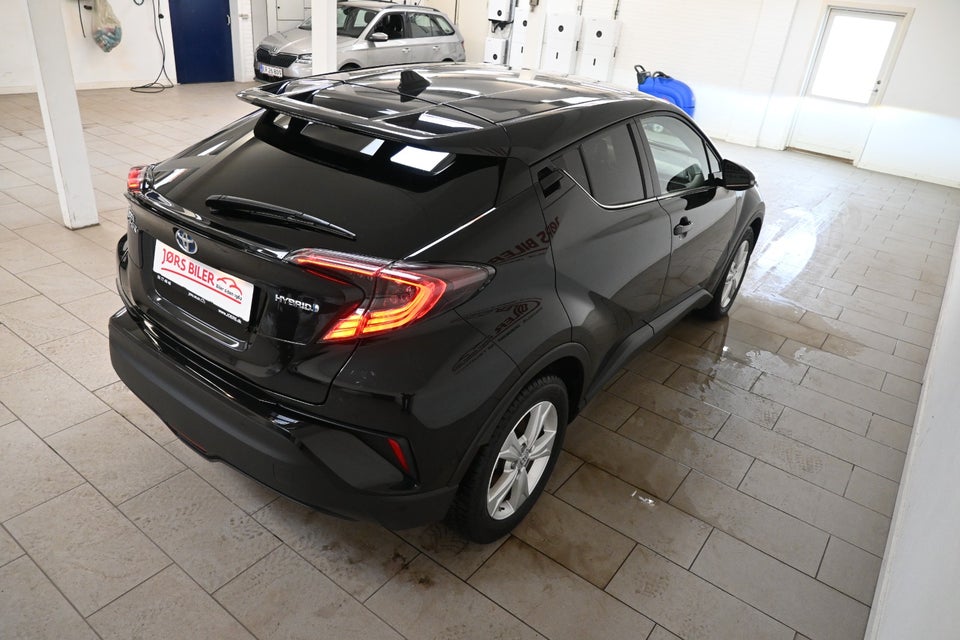Toyota C-HR 1,8 Hybrid C-LUB Business CVT 5d