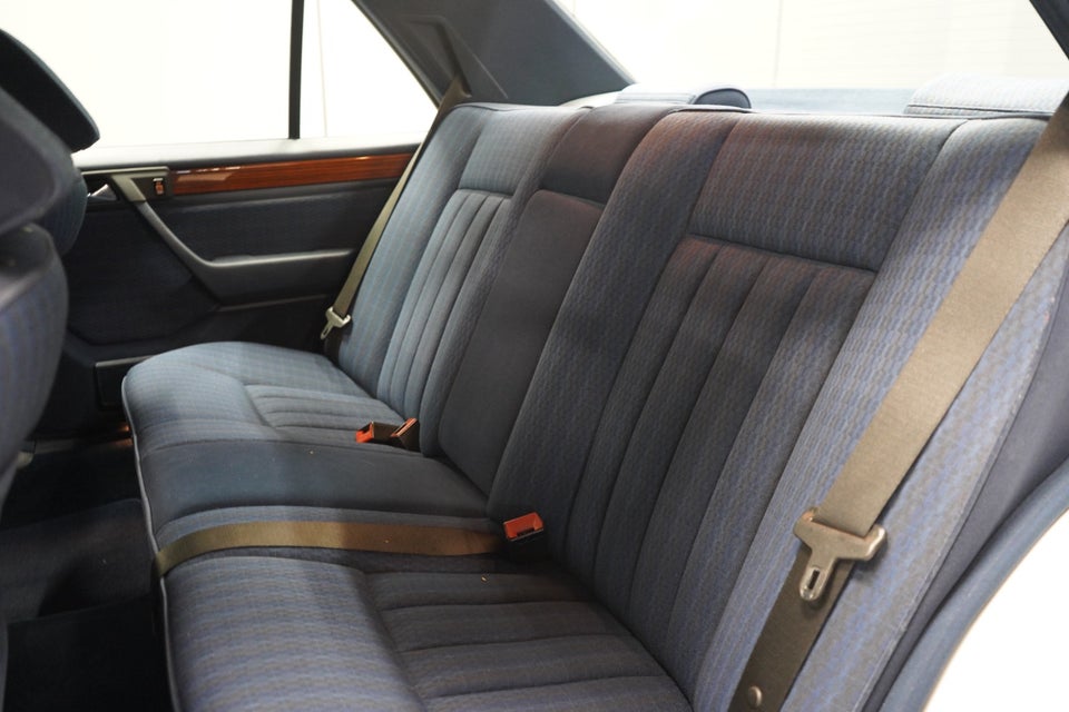 Mercedes E280 2,8  4d