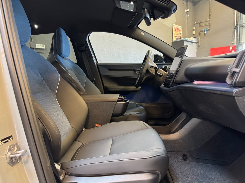 Volvo EX30 Extended Range Plus 5d