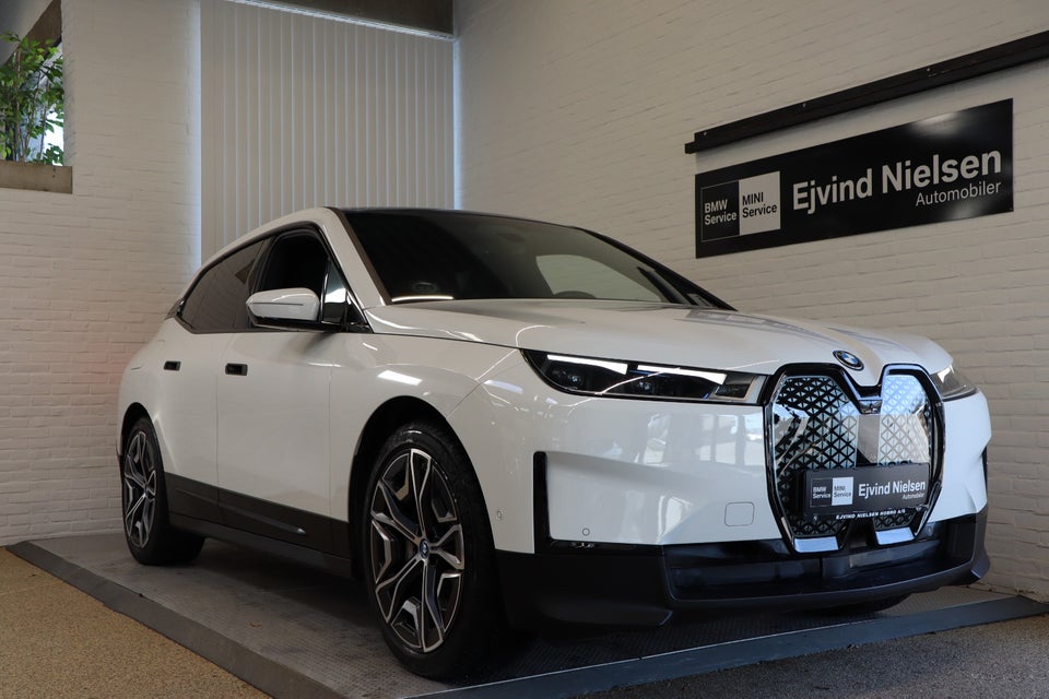 BMW iX xDrive40 Fully Charged 5d