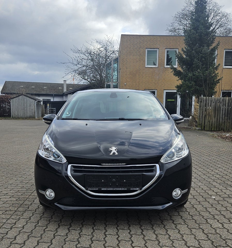 Peugeot 208 1,2 VTi Allure Sky 5d