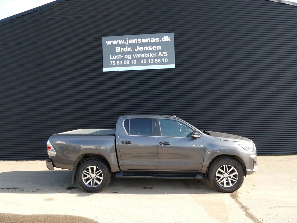 Toyota HiLux 2,4 D-4D Black Edition aut. 4x4 4d