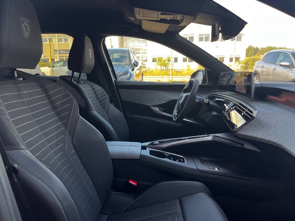 Peugeot e-3008 77 GT Pack 5d