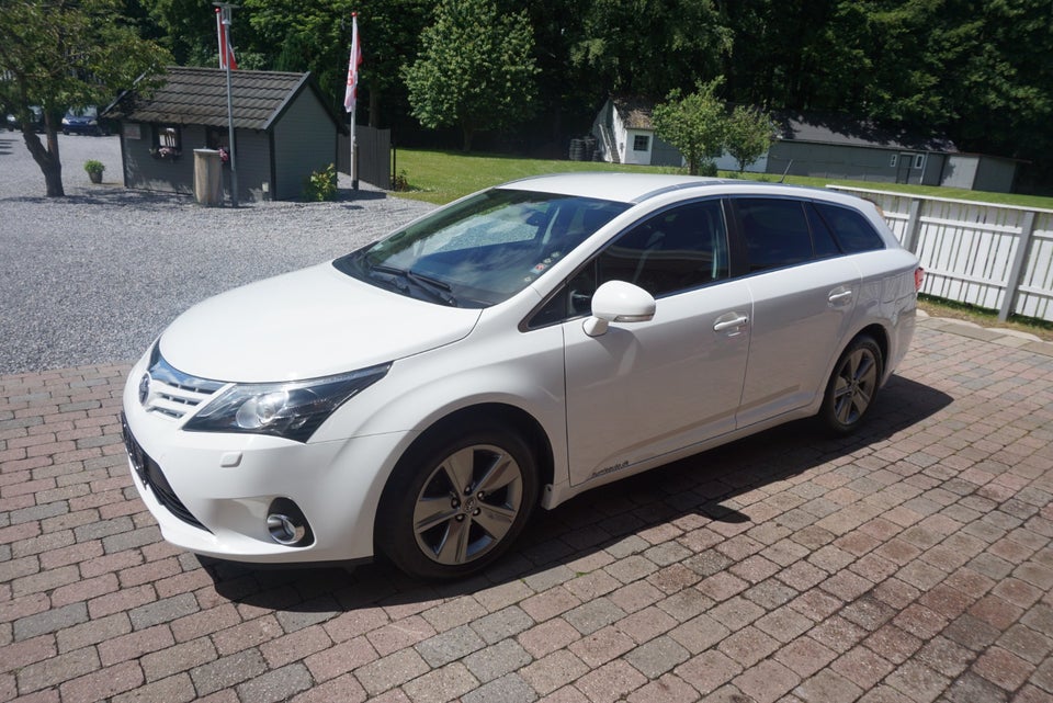 Toyota Avensis 1,8 VVT-i T2 Premium stc. 5d