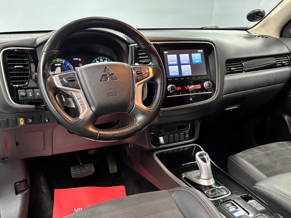 Mitsubishi Outlander 2,4 PHEV Invite CVT 4WD 5d