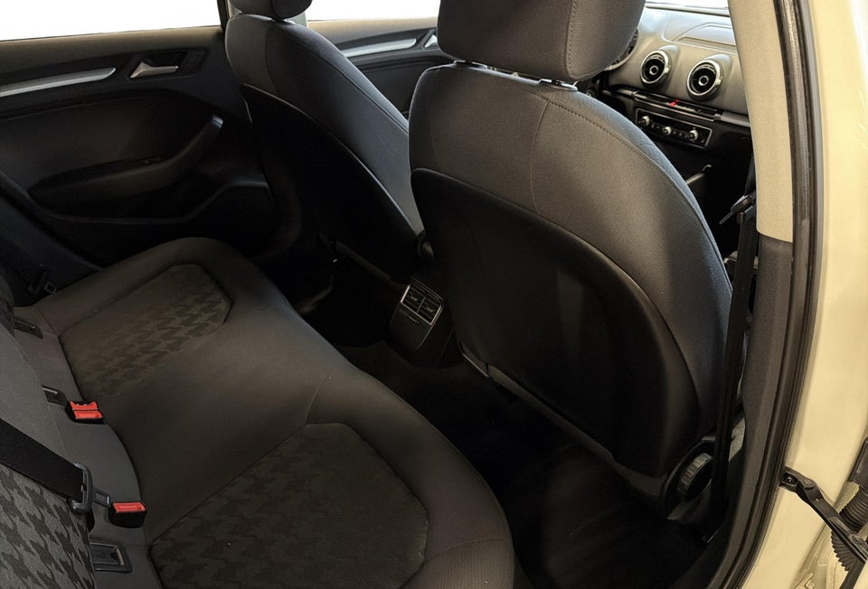 Audi A3 1,6 TDi 110 Ambition 4d