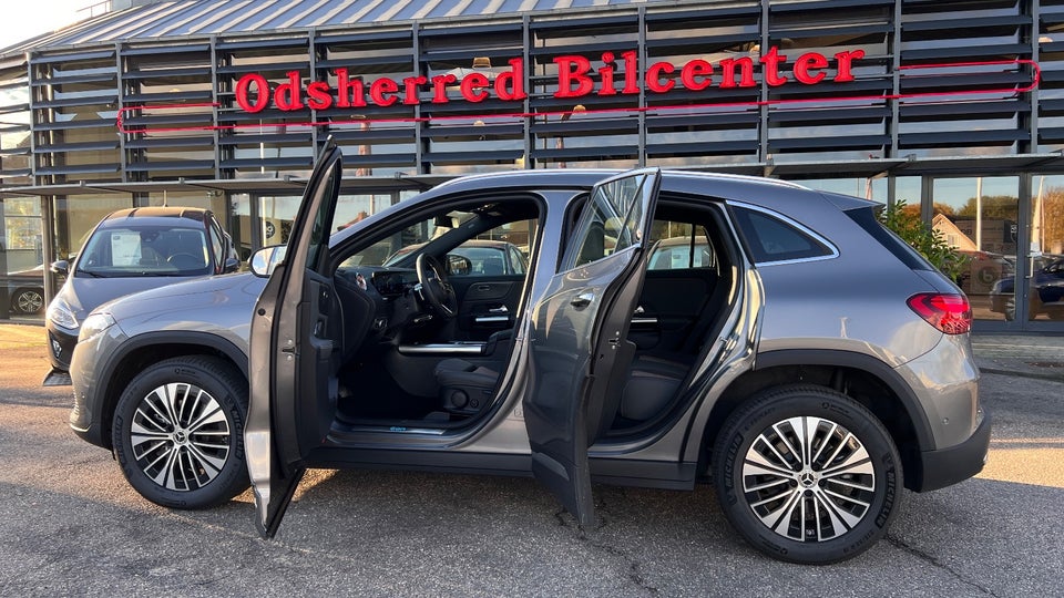 Mercedes EQA300 4Matic 5d