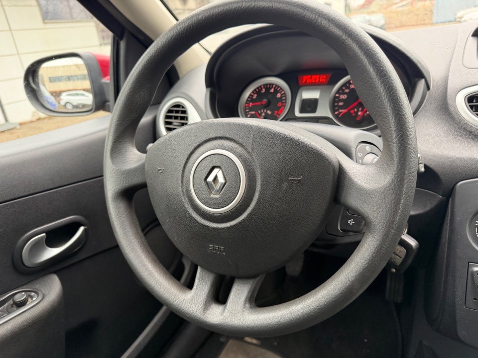 Renault Clio III 1,2 16V Advantage 5d
