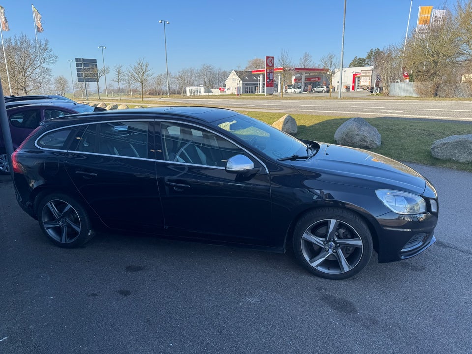 Volvo V60 2,4 D5 215 R-Design aut. AWD 5d