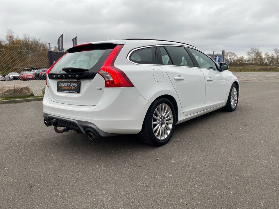 Volvo V60 2,0 T4 190 R-Design aut. 5d
