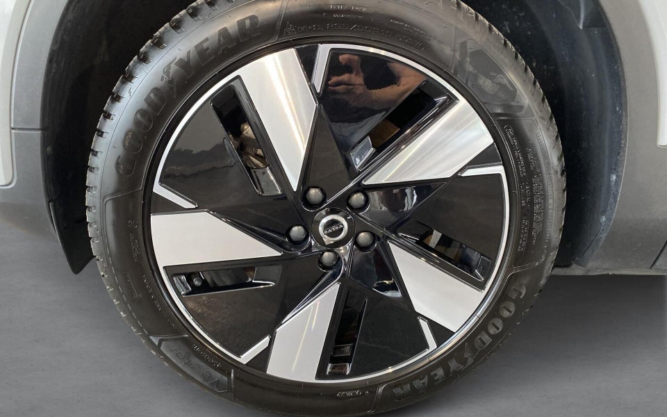 Volvo EX40 Extended Range Plus 5d