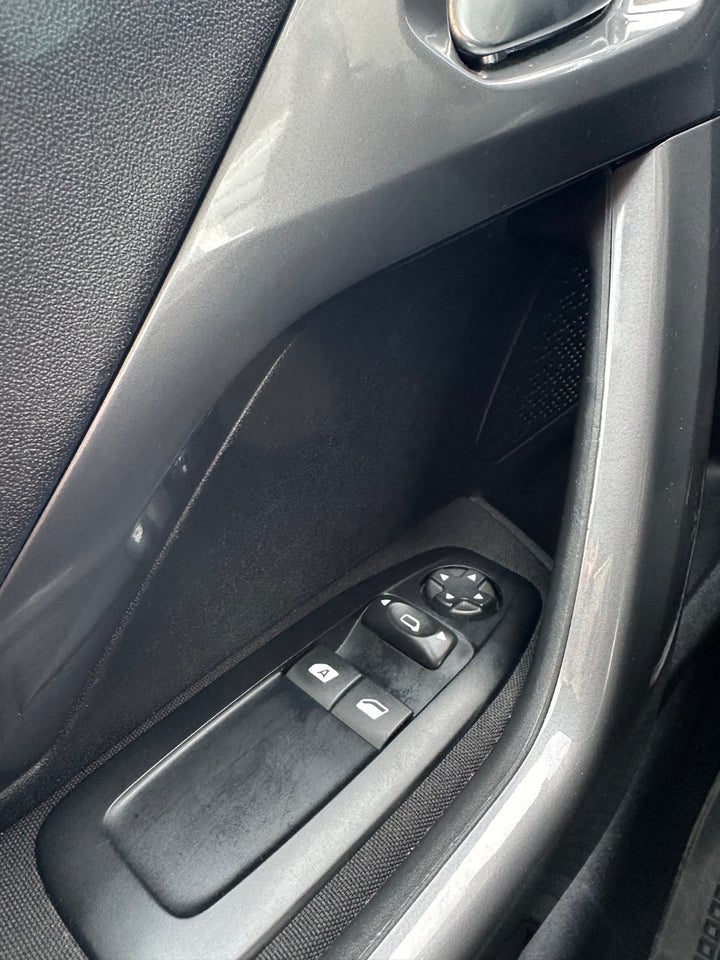 Peugeot 2008 1,2 VTi 82 Winter Edition 5d