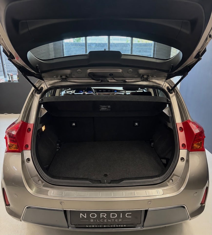 Toyota Auris 1,8 Hybrid H2+ CVT 5d