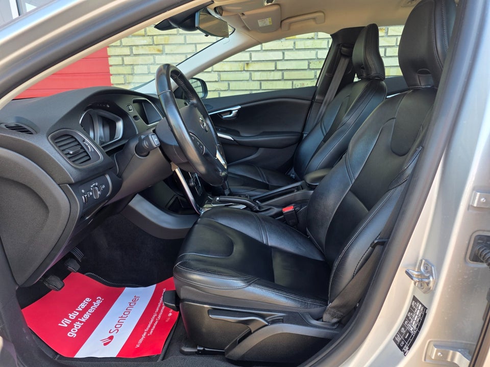 Volvo V40 2,0 T3 152 Momentum 5d