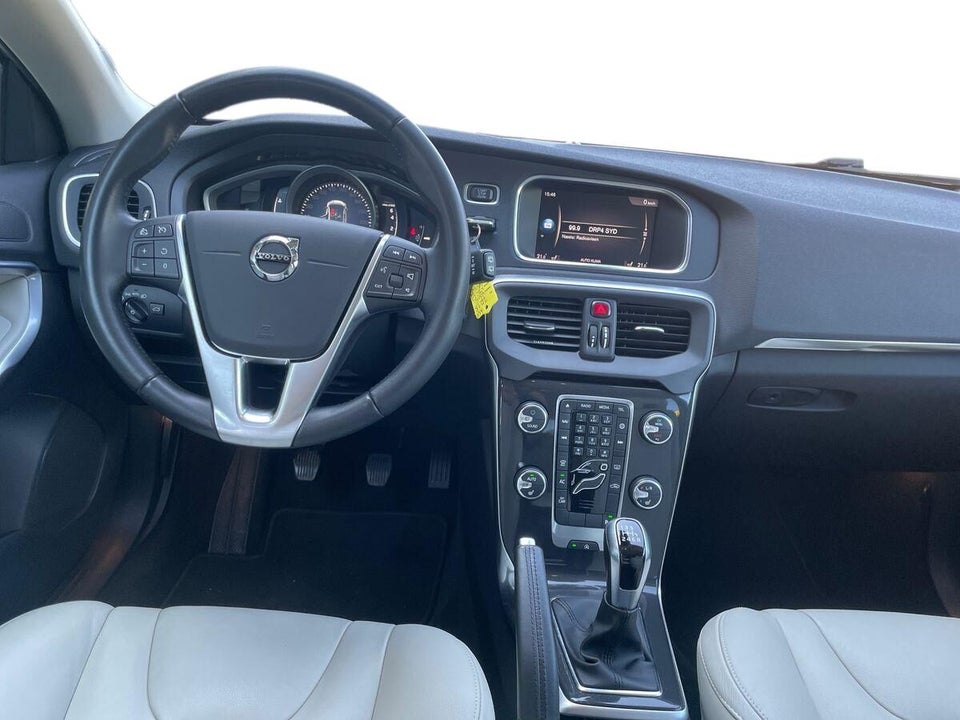 Volvo V40 2,0 T3 152 Momentum 5d