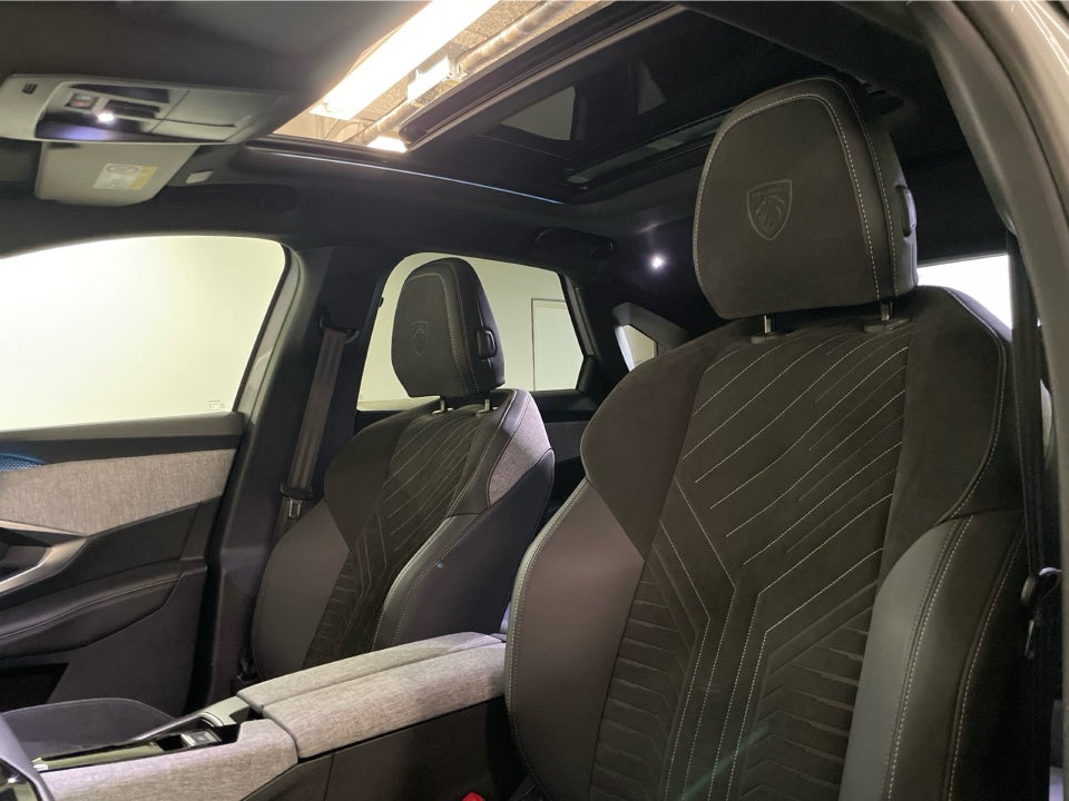 Peugeot e-3008 77 GT Pack 5d
