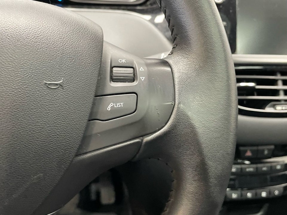 Peugeot 208 1,2 VTi Allure Sky 5d