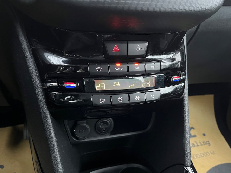 Peugeot 2008 1,2 PureTech 110 Prestige Sky 5d