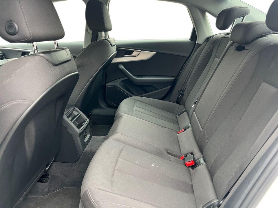 Audi A4 40 TFSi Sport S-tr. 4d