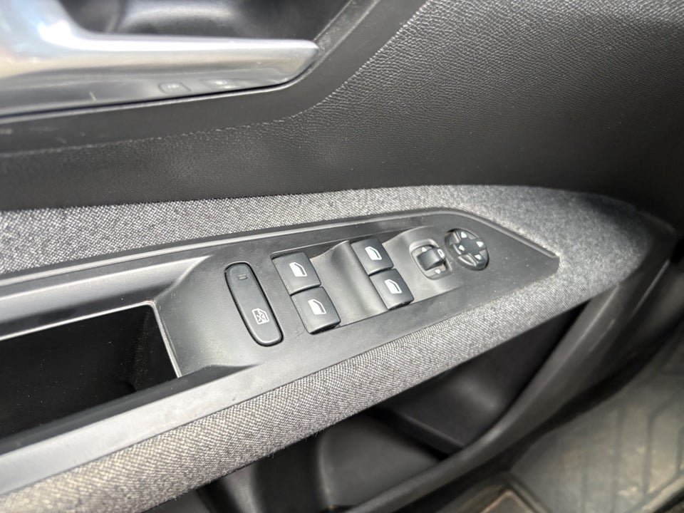 Peugeot 5008 1,2 e-THP 130 Strike 7prs 5d
