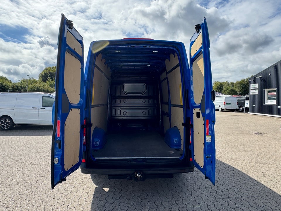 VW Crafter 35 2,0 TDi 140 Kassevogn L3H2 aut.