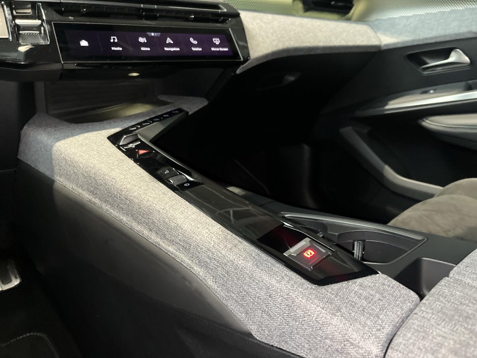 Peugeot e-3008 77 GT Pack 5d