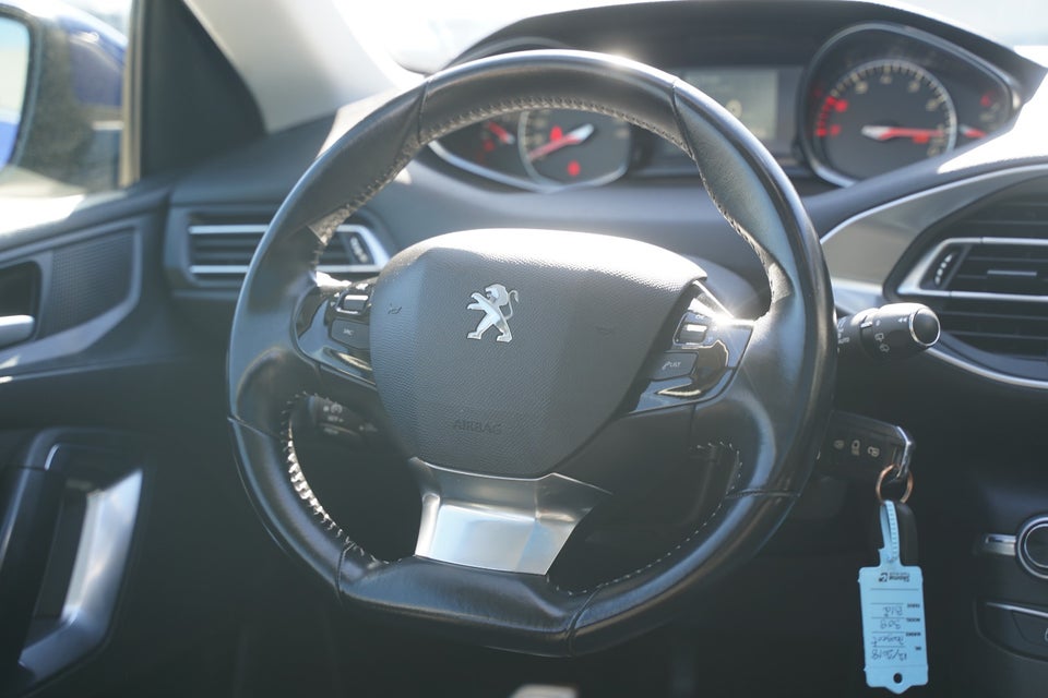 Peugeot 308 1,2 e-THP 130 Allure Sky 5d