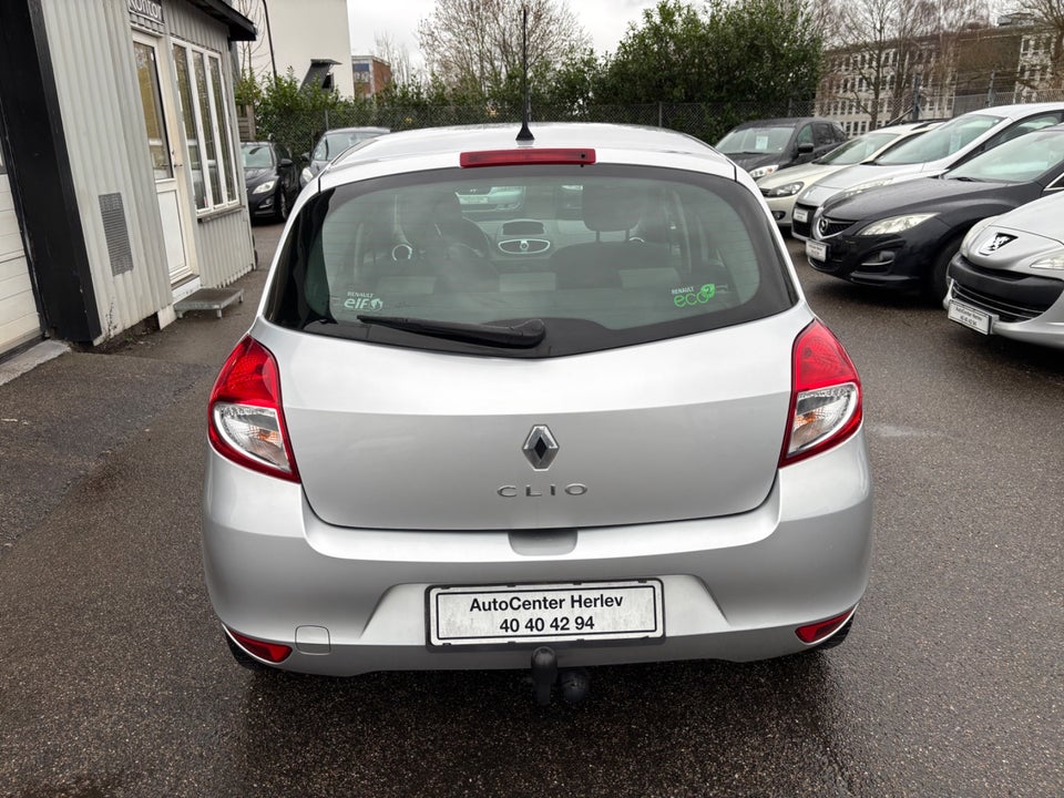 Renault Clio III 1,2 16V Authentique 5d