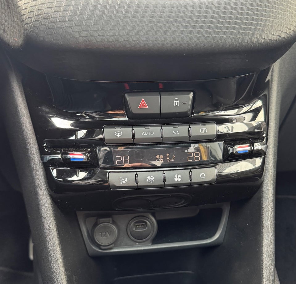 Peugeot 208 1,2 PureTech 82 Allure Sky 5d