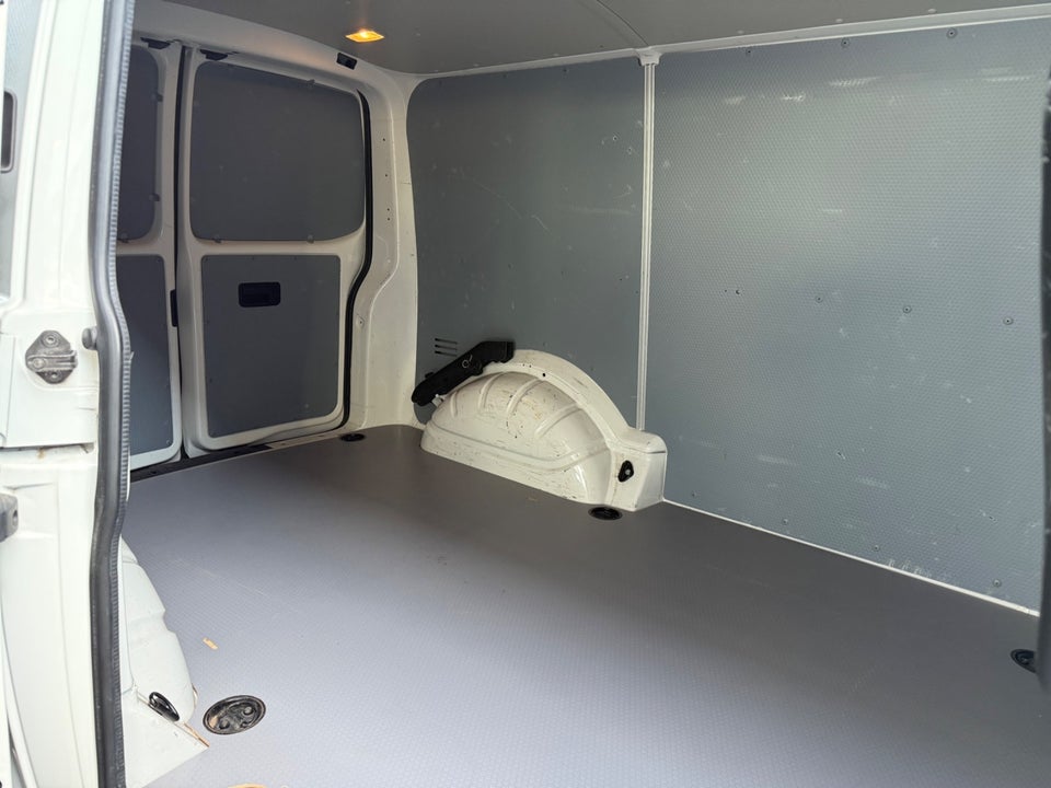 VW Transporter 2,0 TDi 102 Kassevogn kort