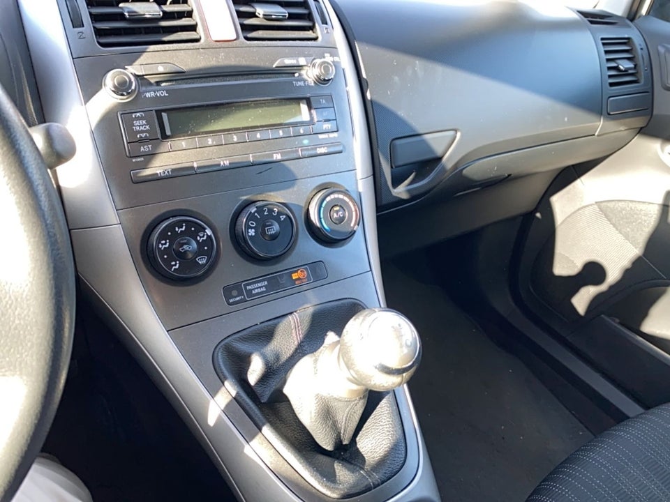 Toyota Auris 1,6 Terra 5d