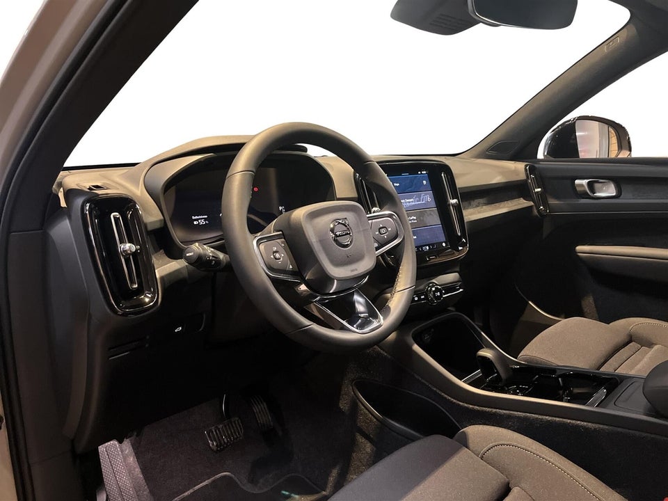 Volvo XC40 Standard Range Plus 5d