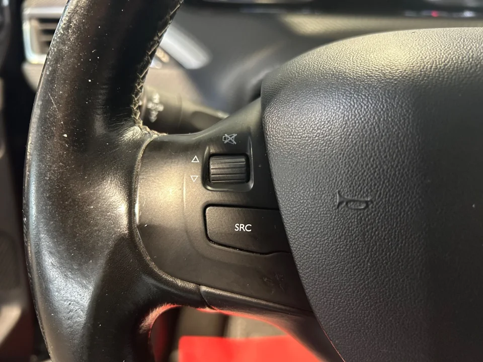 Peugeot 2008 1,2 e-THP 110 Allure Sky 5d