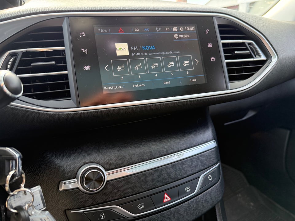 Peugeot 308 1,2 e-THP 130 Allure Sky 5d