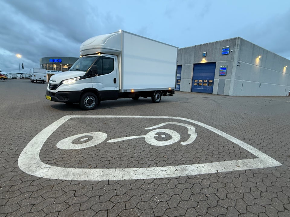 Iveco Daily 3,0 35S18 4100mm Box m/lift AG8
