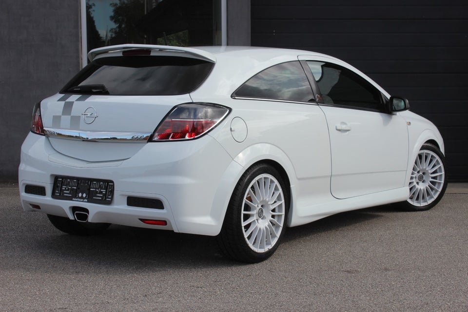 Opel Astra 2,0 OPC Nürburgring Editon GTC 3d